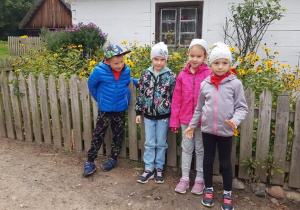 Ola, Inga, Hania i Oskar zwiedzają wiejską chatę
